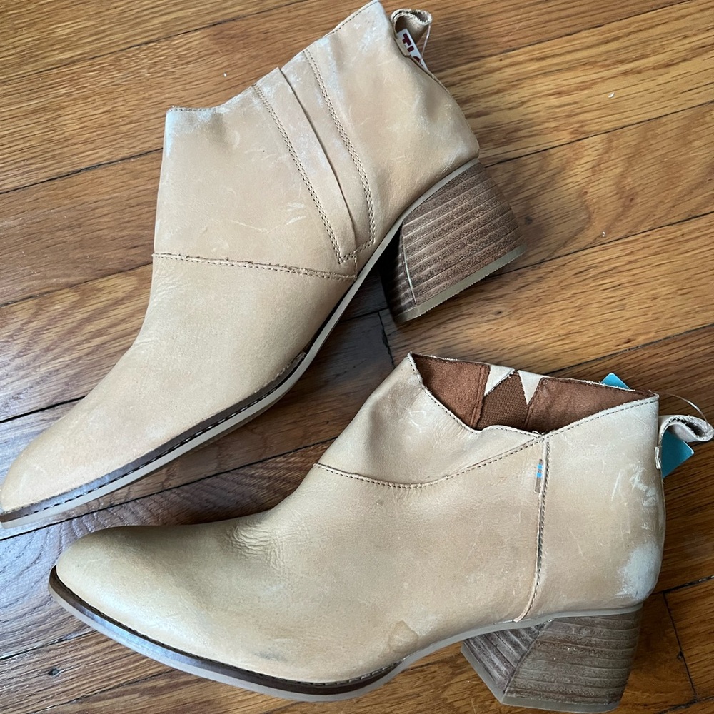BRAND NEW WITH TAGS Toms distressed booties